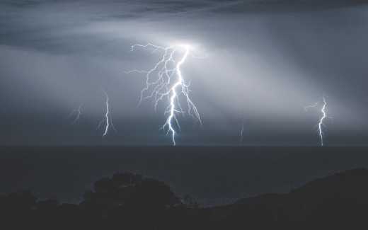 Image of six lightning strikes at once in the sky